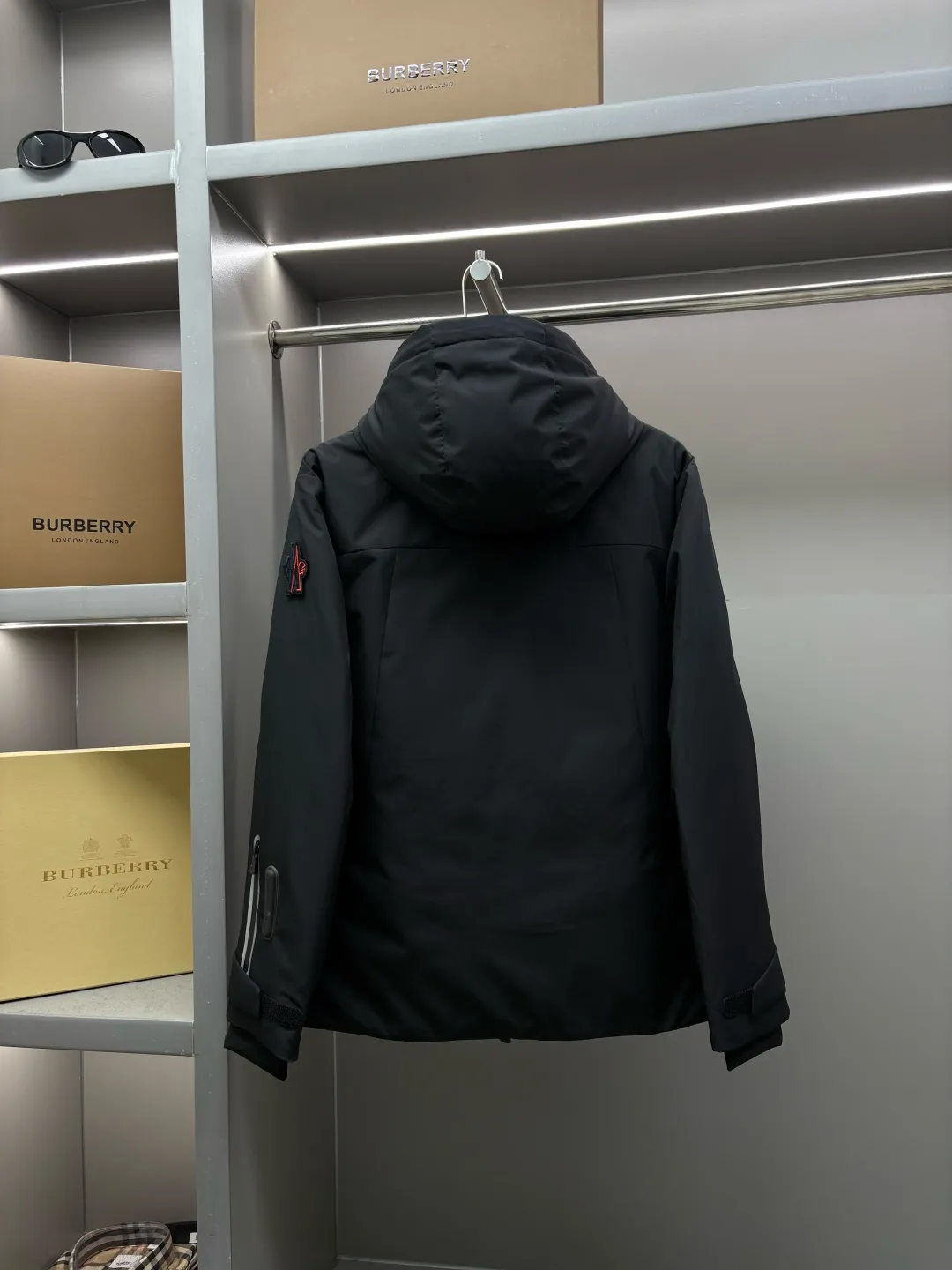 Moncler Premium ， Versatile ， ， ， Classic ， ， ， ！ 100% ， 90% ， ， ， 。 Classic MON Logo ！ YKK 。 ， ， micro chic ， Classic ， 。 Sizes：M-XXXL ：Black White
